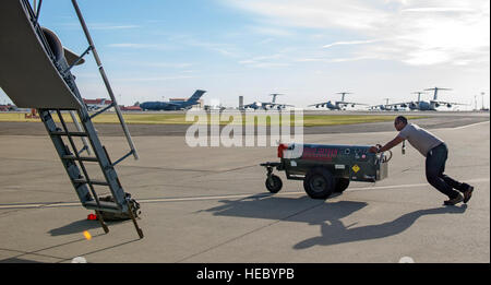 Flieger von Travis Air Force Base waren auf einer Mission, um mehrere Weltrekorde in der C5-M Super Galaxy 3. April 2015 festgelegt. Zwei c-5 M und eine kombinierte Mannschaft der Flieger von der 349. und 60. Air Mobility Wing gesetzt wurden die durch die Schritte bereitet das Flugzeug für eine Mission, die Höhe im Horizontalflug, Klettern mit Nutzlast und größte Nutzlast bis 9.000 Meter unter mehreren anderen Datensätzen enthalten wird. Die Mission hat auch wertvolle umfangreiche Schulungen für Bodentruppen und Flugpersonal beteiligt.  Staff Sgt Jon Kirk, schiebt eine je für die 349. Aircraft Maintenance Squadron Stockfoto