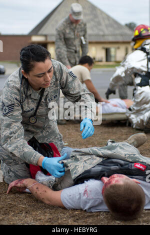 Staff Sgt  Linda Moreno-Tucker, 60. Medical Group verwaltet erste Hilfe zu einem simulierten Opfer 30. Januar 2014, an Travis AFB, Kalifornien 60. Air Mobility Wing geplant und ausgeführt von Notfallmaßnahmen Übung helfen Flieger an Travis AFB, Kalifornien, trainieren wie auf mass Casualty Notsituationen reagieren. (U.S. Air Force Photo/Ken Wright) Stockfoto