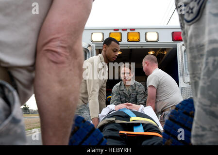 Senior Amn. Tanya Kinsey, 60. Medical Group hilft den Mitgliedern der Basis Kapelle Mitarbeiter ein simuliertes Opfer in einen Krankenwagen geladen werden 30. Januar 2014, an Travis AFB, Kalifornien 60. Air Mobility Wing geplant und ausgeführt von Notfallmaßnahmen Übung helfen Flieger an Travis AFB, Kalifornien, trainieren wie auf mass Casualty Notsituationen reagieren. (U.S. Air Force Photo/Ken Wright) Stockfoto