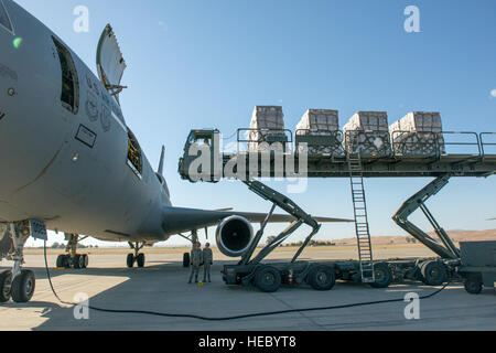 Ein 60 k Tunner Lader mit einer Ladung von Einzelfeld Rationen zieht sich in der Ladebucht der einer KC-10 Extender nach Alaska, Feuerwehrleute arbeiten, um Hunderte von Feuersbrünsten brennen quer durch den Staat, Travis Air Force Base, Kalifornien, 26. Juni 2015 löschen feed geflogen werden. (US Air Force Foto von Heide Couch/freigegeben) Stockfoto