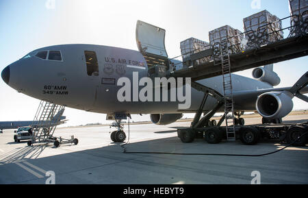 Ein 60 k Tunner Lader mit einer Ladung von Einzelfeld Rationen zieht sich in der Ladebucht der einer KC-10 Extender nach Alaska, Feuerwehrleute arbeiten, um Hunderte von Feuersbrünsten brennen quer durch den Staat, Travis Air Force Base, Kalifornien, 26. Juni 2015 löschen feed geflogen werden. (US Air Force Foto von Heide Couch/freigegeben) Stockfoto