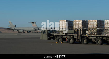 Ein 60 k Tunner Lader Lager, die eine Ladung von Einzelfeld Rationen auf der Rampe, auf einer KC-10 Extender, Travis Air Force Base, Kalifornien, 26. Juni 2015 off-loaded werden wartet. Flieger 1. Klasse Calvin Kim und Senior Airman Arriel Bromley, sowohl während des Fluges Betankung Spezialisten für die 6 Luft tanken Geschwader, führe eine 60 k Tunner Lader mit Paletten von Mahlzeiten-Ready-to-Eat (FM) einrasten in der Ladebucht der einer KC-10 Extender geladen, Travis AFB, 26. Juni 2015 ging nach Alaska.  (US Air Force Foto von Heide Couch/freigegeben) Stockfoto