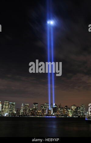 Zwei Lichtstrahlen beleuchten den Himmel über New York City, N.Y. im Attribut im Licht. Der Tribute in Light gedachte den siebten Jahrestag des Anschlags auf das World Trade Center. U.S. Air Force Photo/Kenn Mann. Stockfoto