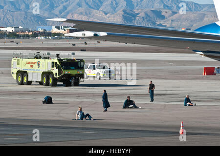 Mehr als 60 Freiwillige aus Nellis Air Force Base warten auf simulierte medizinische Fürsorge während der 2012 alle drei Jahre stattfindenden Emergency Preparedness Übung am McCarran International Airport 24. Oktober 2012, in Las Vegas, Nevada Die Übung erfolgt alle drei Jahre durch das Clark County Department of Aviation weiterhin Sicherheit und Notfall-Bereitschaft um die Federal Aviation Administration-Zertifizierung zu erhalten.    (Foto: U.S. Air Force Airman 1st Class Jason Couillard) Stockfoto