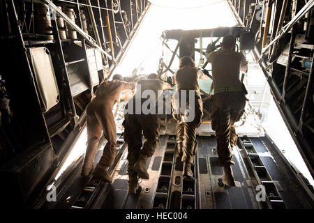 Senior Airman Zac Sidders, 774th Expeditionary Airlift Squadron Loadmaster unterstützt Antenne Träger von der 455. Expeditionary Luft Port Squadron pushing Ladung aus einer c-130 Hercules in Bagram Air Field, Afghanistan, 28. September 2013. Diese Mission war einen retrograden Meilenstein als 774th EAS transportiert die letzten Ladung von Forward Operating Base Sharana, Provinz Paktika, Afghanistan, bevor die Basis auf dem afghanischen Verteidigungsministerium übertragen wird. Sidders, ein Peoria, Illinois, native, wird von der Wyoming Air National Guard eingesetzt. (USAF Foto/Master Sergeant Ben Bloker) Stockfoto