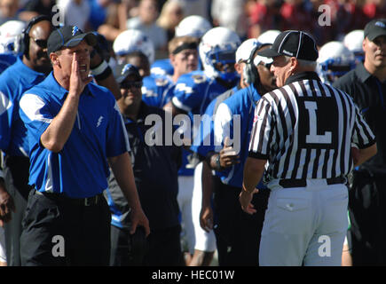 Falken-Cheftrainer Troy Calhoun bestreitet eine illegale Block Strafe gegen Luftwaffe im dritten Quartal von der Air Force-BYU-Spiel im Falcon Stadium 11. September 2010. Die Strafe ins Stocken geraten einen Luftwaffe-Antrieb, der auf die Cougars 47 fortgeschritten war. (US Air Force Foto/Staff Sgt. Raymond Hoy) Stockfoto