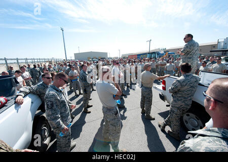 Oberst Robert Mallets, 376th Air Expeditionary Wing stellvertretender Kommandant, erinnert alle sicher in der Hitze und Sonne zu sein, wie sie sich vorbereiten, Fremdkörper und Schmutz beim Spaziergang auf dem Flug Linie FOD Transit Center am Manas, Kirgisistan, 25. Juni 2013 abholen. Fremdkörper Schäden entfallen jährlich Millionen von Dollar in Flugzeugen Reparatur- und Wiederbeschaffungskosten. (US Air Force Foto/Staff Sgt. Robert Barnett) Stockfoto