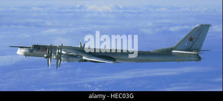 ELMENDORF AIR FORCE BASE, Alaska--eine F - 15C Eagle aus der 12. Jagdstaffel bei Elmendorf Air Force Base Flies neben eine russische Tu-95 Bear Bomber während ein Russe ausüben, Sept. 28, brachte der Bär in der Nähe der Westküste Alaskas.  Der Adler flog als Teil des North American Aerospace Defense Command Reaktion auf diese Trainingsmöglichkeit zur Verfügung gestellt von der russischen 137. Luft-Armee. (Foto der US Air Force) (Freigegeben) Stockfoto