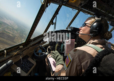 Major Erin Kelley, 737th Expeditionary Airlift Squadron C - 130H Hercules Pilot blickt auf ländlichen Baghdad während einer Fracht-Mission, Flughafen Bagdad, Irak, 28. Oktober 2013. Die 737th EAS 386th Air Expeditionary Wing zugeordnet ist und ist eine taktische Luftbrücke Drehscheibe für den Transport von Passagieren und Fracht in US Central Command. Kelley, eine native, Kalamazoo, Michigan wird bereitgestellt von der 176. Flügel, Alaska Air National Guard. (USAF Foto/Master Sergeant Ben Bloker) Stockfoto