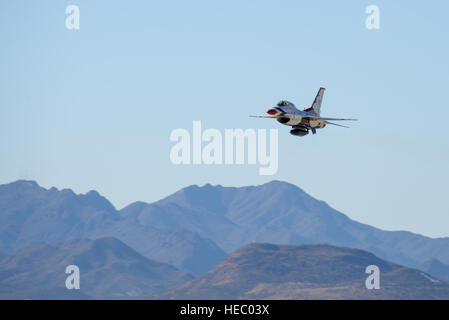 US Air Force major Kevin Walsh, US Air Force Air Demonstration Squadron Pilot und Operations Officer, startet Thunderbird 7, f-16 Fighting Falcon mit Brendon Lyons, Tucson Gemeinschaft Heimatstadt Held auf dem Rücksitz an Davis-Monthan Air Force Base, Arizona, 11. März 2016.  Lyon wurde aufgrund seines Engagements für die Sicherheit und seine Leidenschaft für Tucson eine sicherere Gemeinschaft für Radfahrer und Autofahrer zu machen als Heimatstadt Held nominiert.  (US Air Force Foto von Senior Airman Chris Massey/freigegeben) Stockfoto