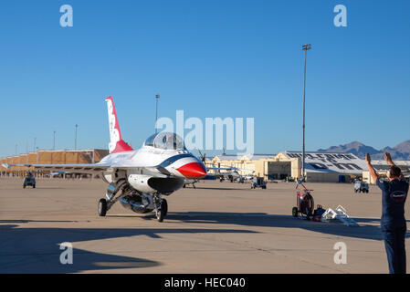 US Air Force major Kevin Walsh, US Air Force Air Demonstration Squadron Pilot und Operations Officer, Taxis Thunderbird 7, eine f-16 Fighting Falcon, mit Brendon Lyons, Tucson Gemeinschaft Heimatstadt Held auf dem Rücksitz an Davis-Monthan Air Force Base, Arizona, 11. März 2016.  Lyon wurde aufgrund seines Engagements für die Sicherheit und seine Leidenschaft für Tucson eine sicherere Gemeinschaft für Radfahrer und Autofahrer zu machen als Heimatstadt Held nominiert.  (US Air Force Foto von Senior Airman Chris Massey/freigegeben) Stockfoto