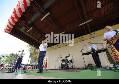 US Air Forces in Europe-Rock-Band Touch 'n gehen, führt bei einem Kinderfest Tag 22. April 2012, auf der Incirlik Air Base, Türkei. Die Band reiste Ramstein Air Base in Deutschland zum Auftakt des Festivals entwickelt, Partnerschaft und Kameradschaft zwischen den Kulturen zu fördern und Kinder als die Zukunft der Welt zu feiern. Die Veranstaltung vorgestellten Aktivität Stände, Spiele und Aufführungen entwickelt, um Kinder zu Ehren und feiern Kulturen zusammenkommen. Im Jahr 1979, der Vereinten Nationen Jahr des Kindes, die türkische Regierung vorgeschlagenen 23 April einen Urlaub für die Kinder der Welt erklärt werden. Das gleiche y Stockfoto