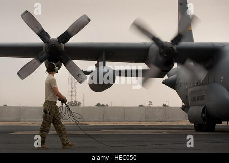 Senior Airman Casey Hill, 737th Expeditionary Airlift Squadron C - 130H Hercules Loadmaster beobachtet einen Motor vor dem Einschiffen auf einer retrograden Mission Flughafen Bagdad, Irak, 28. Oktober 2013 beginnen. Die 737th EAS 386th Air Expeditionary Wing zugeordnet ist und ist eine taktische Luftbrücke Drehscheibe für den Transport von Passagieren und Fracht in US Central Command. Hill, ein Anchorage, Alaska native, wird von der 176. Flügel, Alaska Air National Guard eingesetzt. (USAF Foto/Master Sergeant Ben Bloker) Stockfoto