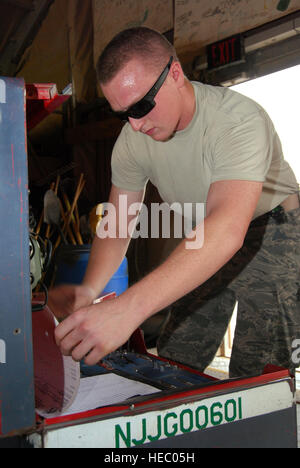 JOINT BASE BALAD, der Irak--Senior Airman Trevor Siebuhr führt eine Bestandsaufnahme seiner Toolkit vor dem Schlafengehen auf die Flightline hier 29. August. Die Inventur stellt sicher, dass Werkzeuge im Wartungsbereich berücksichtigt werden sodass eine Suche nach vermissten Tools auf der Flightline verhindert werden kann. Siebuhr, ein Hubschrauber-Wartung-Lehrling mit der 332. Expeditionary Aircraft Maintenance Squadron hier wird bereitgestellt von Davis-Monthan Air Force Base, Arizona Seine Heimatstadt ist Burlington, Kansas (U.S. Air Force Foto/Staff Sgt. Don Branum) Stockfoto