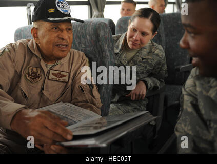 JOINT BASE BALAD Irak – zog sich Lieutenant Colonel James Warren, ein Original Tuskegee Flieger, teilt seinem Sammelalbum mit Personal Sgts. Kelli Wietlisbach, 332. Expeditionary Medical Support Squadron und Alphonso Price, 332. Expeditionary Sicherheit Kräfte Squadron, hier 24 April. Vier Original Tuskegee Airmen, berühmten zweiten Weltkriegs Flugpioniere, traf sich mit Flieger April 23-25, 332. Expeditionary Geschwader zugewiesen. 332. AEW Spuren seiner militärischen Abstammung zurück zu der Tuskegee Airmen, waren Teil der 332. Kämpfer-Gruppe.  Sergeant Wietlisbach ist hier aus Indiana Air National Gu bereitgestellt. Stockfoto