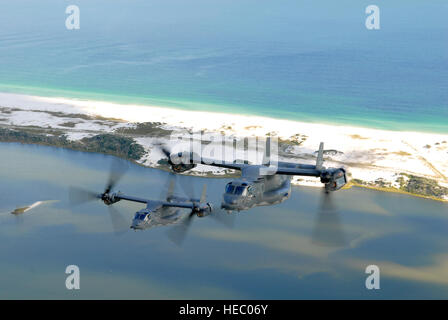 HURLBURT FIELD, Florida - zwei CV-22 Fischadler aus 8. Special Operations Squadron, überfliegen Küste in der Nähe von Hurlburt Field, Florida, 20. Aug.. Diese vielseitige, selbst einsetzbaren Flugzeuge bieten erhöhten Geschwindigkeit und reichen über anderen Drehflüglern ermöglicht Air Force Special Operations Command Besatzungen Langstrecken Spezialoperationen Missionen ausführen. (Foto der US Air Force / Senior Airman Julianne Showalter) Stockfoto