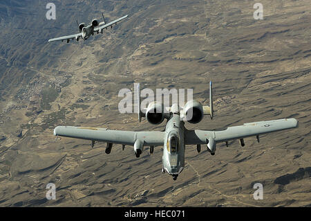 Zwei a-10 Thunderbolt IIs fliegen über Afghanistan Bodentruppen obere Abdeckung vorsehen. A-10s zeigt Kraft und bieten bewaffneten Antenne Overwatch Operation Enduring Freedom. (US Air Force Foto/Staff Sgt. Aaron Allmon) Stockfoto