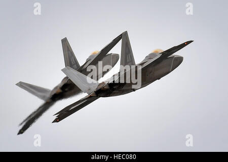 Zwei f-22 Raptor aus dem 3. Flügel auf gemeinsamer Basis Elmendorf-Richardson, Alaska, führen Ansatz training 24. März 2016. Die f-22 ist der Air Force Premium-fünften Generation Kämpfer. (U.S. Air Force Photo/Justin Connaher) Stockfoto