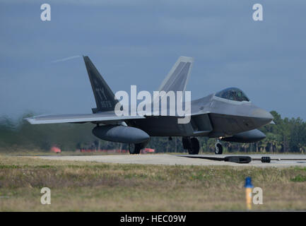 Eine f-22 Raptor von Tyndall Air Force Base, Florida, beginnt am Tyndall Flightline 5 November ausziehen. Die f-22 Raptor Kombination aus schleichen, Supercruise, Wendigkeit und integrierte Avionik, gepaart mit verbesserter Wartbarkeit, stellt einen exponentielle Sprung in Warfighting Fähigkeiten und ermöglicht die volle Verwirklichung der Betriebskonzepte, die bis ins 21. Jahrhundert Luftwaffe von entscheidender Bedeutung sind. (US Air Force Foto von Senior Airman Sergio A. Gamboa/freigegeben) Stockfoto