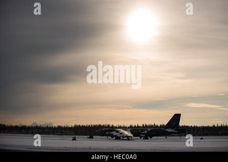 Eine US Luftwaffe B - 52H Stratofortress Bombenflugzeuge zugeordnet, der 2. Bomb Wing von Barksdale Air Force Base, Louisiana, sitzt auf der Flightline Eielson Air Force Base, Alaska, 6. Oktober 2014. Das Flugzeug wurde von Guam durch Taifun Vongfong evakuiert. (US Air Force Foto von techn. Sgt Joseph Swafford Jr./freigegeben) Stockfoto