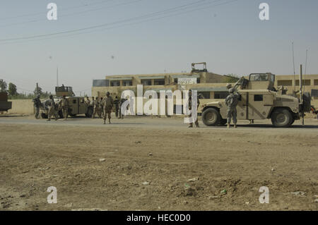 Irakische Armeesoldaten und Mitglieder der U. S. Army 215. Feldartillerie, 2. Brigade, Fort-Trommel, N. Y., vorbereiten eine verlassene Schule für eine kooperative medizinische Engagement (MEDCAP), die grundlegende medizinische Betreuung, 18.Juni bietet. Soldaten der US-Armee beteiligt vorwärts Operating Base Lutafiyah befindet sich im südlichen Bereich der zugeordnet sind die von Bagdad, Irak. Stockfoto