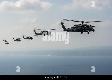 HH-60 Pflastern Falken aus 33rd Rescue Squadron, 943rd Rettungs-Gruppe und Japan Air Self-Defense Force, fliegen in Formation hinter einer MC-130J aus dem 17. Special Operations Squadron während der Übung Keen Sword 17, 7. November 2016, in der Nähe von Okinawa, Japan. Der amerikanisch-japanische gegenseitige Sicherheitsvertrag ist ein Symbol des amerikanischen Engagements in Japan und der Region und ermöglicht die USA, um nach vorne-basierte Kräfte, die schnell auf Zähler Aggression gegen Japan und andere Verbündete und Partner reagieren können. . (U.S. Air Force Photo von Senior Airman Stephen G. Eigel/freigegeben) Stockfoto