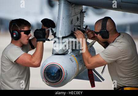 US-Flieger, die 355th Aircraft Maintenance Squadron zugewiesen sichern eine AGM-65 Maverick-Raketen zu einem a-10 Thunderbolt II Flugzeug während der Bekämpfung Hammer Luft-Boden-Waffe Systemprogramm Bewertung auf der Eglin Air Force Base in Florida, 19. Februar 2014. Die einwöchige Schulung wurde von der 86. Jagdstaffel Waffen, 53. Waffen Evaluation Group verwaltet. (US Air Force Foto von Samuel King Jr./freigegeben) Stockfoto