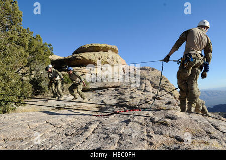 US-Flieger zur 48. Rescue Squadron versetzt hissen ein simuliertes Patienten über eine Klippe im hohen Winkel, Rope Rescue training am Mount Lemmon in der Nähe von Tucson, Arizona, 12. Februar 2014. (Foto: U.S. Air Force Airman 1st Class Betty R. Chevalier/freigegeben) Stockfoto