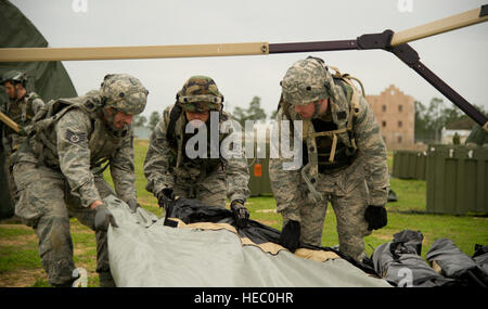 US-Flieger legte ein Zelt während Joint Readiness Training Center (JRTC) 14-05 Ausbildung in Fort Polk, Louisiana, 15. März 2014. Die JRTC bietet US-Militäreinheiten und Personal mit realistischen Einsatzvorbereitenden Ausbildung Szenarien in allen Aspekten des bewaffneten Konflikts. (US Air Force Foto von techn. Sgt. Matthew Smith/freigegeben) Stockfoto