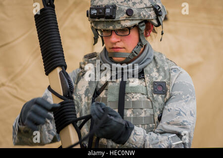 US Air Force 1st Lt. Megan Freund, eine klinische Krankenschwester mit der 81. Medical Group, setzt ein Zelt an Fort Polk, Louisiana, 14. März 2014, während Joint Readiness Training Center (JRTC) 14-05 Ausbildung. Die JRTC bietet US-Militäreinheiten und Personal mit realistischen Einsatzvorbereitenden Ausbildung Szenarien in allen Aspekten des bewaffneten Konflikts. (US Air Force Foto von Master Sergeant John R. Nimmo Sr./freigegeben) Stockfoto