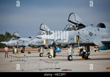 US-a-10 Thunderbolt II Luftwaffe zugewiesen der 355th Kämpfer-Flügel sind für einen Ausfall während der Bekämpfung Hammer Luft-Boden-Waffe Systemprogramm Bewertung auf der Eglin Air Force Base in Florida, 19. Februar 2014 statt. Die einwöchige Schulung wurde von der 86. Jagdstaffel Waffen, 53. Waffen Evaluation Group verwaltet. (US Air Force Foto von Samuel King Jr./freigegeben) Stockfoto