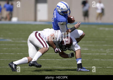 Die U.S. Air Force Academy Falcons besiegten die Colgate Raiders 38-13 im Falcon Stadium, Colorado Springs, Colorado, am 31. August 2013. in ihrem Heimspiel gewann der Quarterback 46 Yards. Stockfoto
