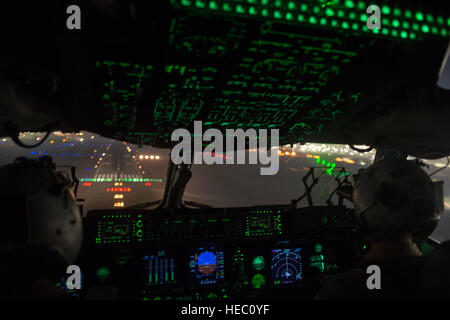 Bereiten Sie US Air Force Captain Lauren Hoyt und 1st Lt. Mark Benischeck, beide Piloten mit 816th Expeditionary Airlift Squadron, eine c-17 Globemaster III-Flugzeuge bei Bagram Airfield, Afghanistan, 23. Januar 2014 zu landen. Das Flugzeug wurde geplant, um die Mine-resistente, Hinterhalt geschützte Fahrzeuge aus Afghanistan zur Unterstützung der retrograden Einsätze fliegen. Luftwaffe Flugzeugbesatzungen gearbeitet, um Luftbrücke Ausrüstung aus dem Land und in regionalen Logistik-Hubs für den Transport zum Zielort fliegen. Beide Piloten wurden von der 16. Airlift Squadron in gemeinsame Basis Charleston, S.C. (US Air Force eingesetzt. Stockfoto