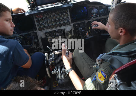 US Air Force Captain Michael Sydney, Recht, einen Planer mit der 23. Expeditionary Bomb Squadron, Schriftsätze Capt Eric Masur, zivile Feuerwehrmann mit der 36. Bauingenieur-Geschwader auf sicheren Ausstieg Verfahren an Bord ein b-52 Stratofortress Flugzeug an Andersen Air Force Base, Guam, 30. April 2013. (US Air Force Foto von Staff Sgt. Veronica McMahon/freigegeben) Stockfoto