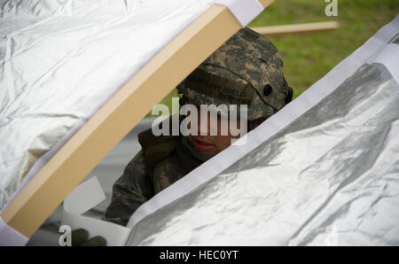 US Air Force Captain Noelle DeRuyter, ein Flug-Krankenschwester mit der 18. Aeromedical Evakuierung-Geschwader, baut ein Zelt während Joint Readiness Training Center (JRTC) 14-05 Ausbildung an Fort Polk, Louisiana, 14. März 2014. Die JRTC bietet US-Militäreinheiten und Personal mit realistischen Einsatzvorbereitenden Ausbildung Szenarien in allen Aspekten des bewaffneten Konflikts. (US Air Force Foto von techn. Sgt. Matthew Smith/freigegeben) Stockfoto