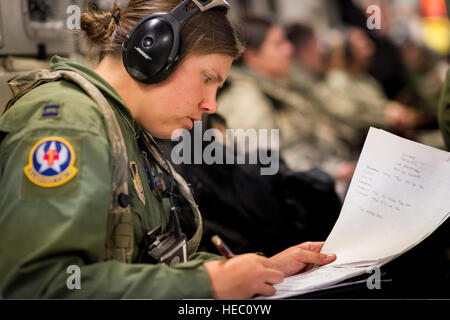 US Air Force Captain Noelle DeRuyter, ein Flug-Krankenschwester mit 18. Aeromedical Evakuierung-Geschwader, Kadena Air Base, Okinawa, Japan, aktualisiert Patientenakten während des Fluges an Bord einer c-17 Globemaster III Flugzeuge während der Joint Readiness Training Center (JRTC) 14-05 Ausbildung in Fort Polk, Louisiana, 13. März 2014. Die JRTC bietet US-Militäreinheiten und Personal mit realistischen Einsatzvorbereitenden Ausbildung Szenarien in allen Aspekten des bewaffneten Konflikts. (US Air Force Foto von Master Sergeant John R. Nimmo Sr./freigegeben) Stockfoto