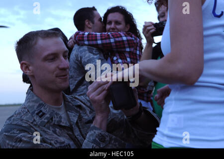 Capt Tyler Oldham, 20. Special Operations Squadron, legt einen Verlobungsring auf der Seite von Megan Mullins, seiner Verlobten??? e an der Umschichtung auf Cannon Air Force Base, N.M., Sept. 4, 2011.Family und Freunde von den zurückkehrenden Air Commando??? s versammelten sich die Umschichtung Linie, ihre lieben zu Hause begrüßen zu dürfen. Stockfoto