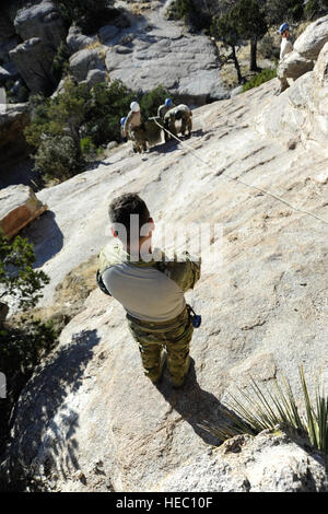 US Air Force Colonel Tschad Franks, Vordergrund, der Kommandeur des 23. Flügels, beobachtet Pararescuemen, 48. Rescue Squadron (RQS) während des hohen Winkel, Rope Rescue training am Mount Lemmon in der Nähe von Tucson, Arizona, 12. Februar 2014 zugewiesen. Franks besucht die 48. RQS als Teil einer Outreach Tour von geografisch getrennten Einheiten unter seinem Befehl. (Foto: U.S. Air Force Airman 1st Class Betty R. Chevalier/freigegeben) Stockfoto