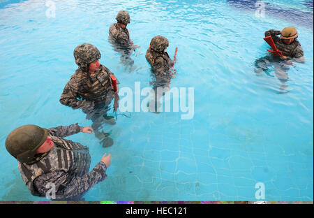 US Air Force Feuerwehrleute beteiligen sich die Marine Combat Wasser Survival Training in einem Schwimmbad an einem unbekannten Ort im Südwesten Asien 25. April 2011. Die Flieger sind das 386th Expeditionary Bauingenieur-Geschwader zugewiesen. (US Air Force Foto von Senior Airman Cynthia Spalding/freigegeben) Stockfoto