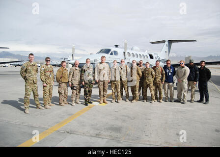 US Air Force General Frank Gorenc, Mitte links, der Kommandeur der NATO Allied Air Command und US Air Forces in Europe-Air Forces Afrika; und Französisch Air Force Generalleutnant Dominique de Longvilliers, fünfter von links, der stellvertretende Kommandeur der NATO Allied Air Command, posieren für ein Foto mit US Air Force MC-12W Liberty Flugpersonal während eines Aufenthaltes in Bagram Airfield, Parwan Provinz, Afghanistan, 10. März 2014. (US Air Force Foto von Captain Brian Wagner/freigegeben) (Teile des Bildes wurden aus Sicherheitsgründen unscharf.) Stockfoto