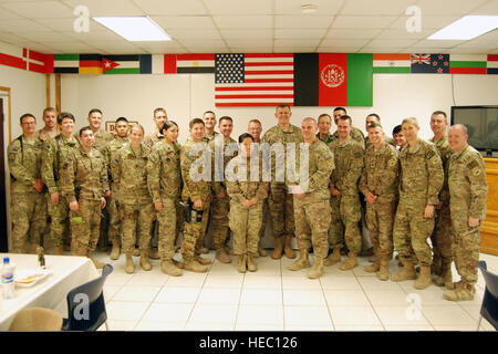 US Air Force General Frank Gorenc, hintere Reihe Mitte rechts, der Kommandeur der NATO Allied Air Command und US Air Forces in Europe-Air Forces Afrika; und Französisch Air Force Generalleutnant Dominique de Longvilliers, hintere Reihe fünfter von rechts, der stellvertretende Kommandeur der NATO Allied Air Command, posieren für ein Foto mit US Air Force Unternehmen Grade Offiziere während eines Aufenthaltes in Bagram Airfield, Parwan Provinz, Afghanistan, 10. März 2014. (US Air Force Foto von Major General Patrick Malackowski/freigegeben) Stockfoto