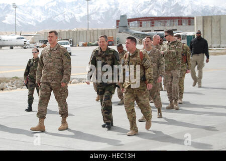 US Air Force Lieutenant Colonel Patrick Boland, vorne rechts, der Kommandeur der 4. Expeditionary Reconnaissance Squadron, spricht mit General Frank Gorenc, zweiter von links, der Kommandeur der NATO Allied Air Command und US Air Forces in Europe-Air Forces Africa und French Air Force Generalleutnant Dominique de Longvilliers, Center, der stellvertretende Kommandeur der NATO Allied Air Command, vor einer Tour eine US Luftwaffe MC-12W Liberty Flugzeuge Bagram Airfield , Parwan Provinz, Afghanistan, 10. März 2014. (US Air Force Foto von Captain Brian Wagner/freigegeben) Stockfoto