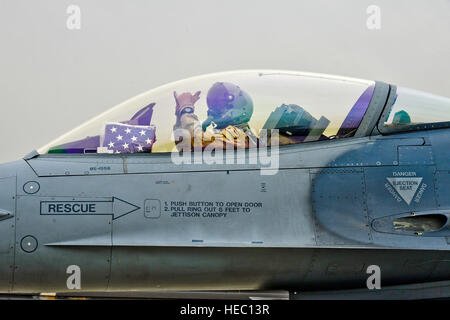 US Air Force Lieutenant Colonel Scott Walker, eine f-16 Fighting Falcon Luftfahrzeugführer und der Kommandant der Abteilung 93, 495th Fighter Group bereitet bei Bagram Airfield, Afghanistan, 18. Februar 2014 abheben. (DoD Foto von Senior Airman Kayla Newman/freigegeben) Stockfoto