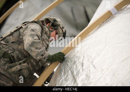 US Air Force major Jennifer Leach, ein Flug-Krankenschwester mit der 34. Aeromedical Evakuierung-Geschwader, baut ein Zelt während Joint Readiness Training Center (JRTC) 14-05 Ausbildung an Fort Polk, Louisiana, 14. März 2014. Die JRTC bietet US-Militäreinheiten und Personal mit realistischen Einsatzvorbereitenden Ausbildung Szenarien in allen Aspekten des bewaffneten Konflikts. (US Air Force Foto von techn. Sgt. Matthew Smith/freigegeben) Stockfoto