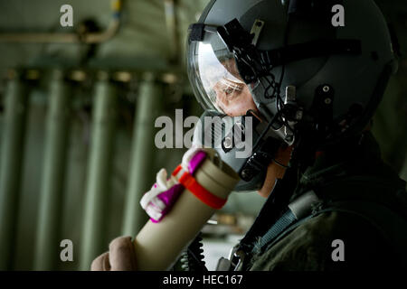 US Air Force Master Sgt. Malcolm Mercado, ein 40. Airlift Squadron Loadmaster bereitet sich auf eine Wind-Sonde aus einer C-130J Hercules-Flugzeuge werfen 23. Februar 2012, über Dyess Air Force Base in Texas. Der Wind Sonde Gerät, Bestandteil der gemeinsamen Präzision Airdrop, erschien in großer Höhe über eine Drop-Zone, den Wind vor einer tatsächlichen Ladung Tropfen, so dass die c-130 Flugpersonal, Ladung an Sicherheitsabstände vor feindlichem Feuer zu messen. (US Air Force Foto von Staff Sgt. Jonathan Snyder/freigegeben) Stockfoto