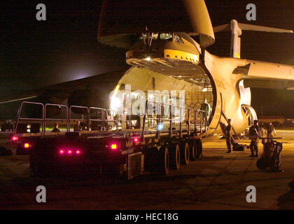 US Air Force Personal entladen Entlastung Versorgungsmaterialien für Opfer des Erdbebens in Indien von einer C-5A Galaxy Andersen Air Force Base, Guam, am 3. Februar 2001 bestimmt. Tonnen an Hilfsgütern sind Andersen geflogen, wo sie auf c-17 Globemaster III Flugzeug für den Transport nach Indien, um die Opfer des Erdbebens Jan. 26 geladen werden. (Foto: U.S. Air Force Senior Airman Levi Collins) Stockfoto