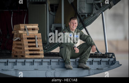 US Air Force National Guard Senior Airman Garrett Gillette, 115. Airlift Squadron Loadmaster sitzt auf der Rampe von einer C-130J Super Hercules US Armee Stryker Infanterie Trägerfahrzeuge auf Ramstein Air Base Flightline als Teil des standhaft Javelin II, 3. September 2014, Deutschland Vorbeifahren beobachten. Die US Air Force und der Air National Guard unterstützen diese Übung mit Personal Drop-Luft und Luft Landungen zur Unterstützung der gewaltsame Eintrag und Kraft Projektion, verstärken das gemeinsame Engagement für Operation Atlantic zu beheben und einen nachweislichen Bekenntnisses zu unseren NATO-Verbündeten und Sicherheit in Ostern Stockfoto