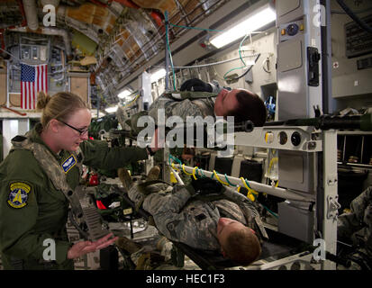 US Air Force Staff Sgt Erin Smith, links, einem flugmedizinischen Dienst Geselle mit dem 34. Aeromedical Evakuierung-Geschwader, verleiht eine Preflight-Sicherheit kurze Simulationspatienten an Bord einer c-17 Globemaster III-Flugzeuge während der Joint Readiness Training Center (JRTC) 14-05 Ausbildung in Alexandria, Louisiana, 13. März 2014. Die JRTC bietet US-Militäreinheiten und Personal mit realistischen Einsatzvorbereitenden Ausbildung Szenarien in allen Aspekten des bewaffneten Konflikts. (US Air Force Foto von techn. Sgt. Matthew Smith/freigegeben) Stockfoto