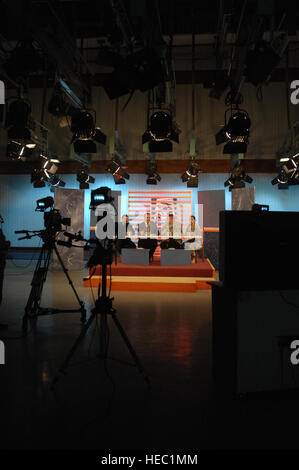 Irakischen Generalmajor Jamaal, Kirkuk Provincial Chef der Polizei-Show-Host und der US-Armee Oberst David Paschal, Commander, 1. Brigade, 10th Mountain Division Fort-Trommel, N.Y., Blick auf die Show Sequenz vor Liveschaltung von irakischen Medien-Netzfernsehen, Kirkuk, Irak, 23. Juni 2008. (US Air Force Foto von Staff Sgt. Ave I. Pele-Sizelove/freigegeben) Stockfoto
