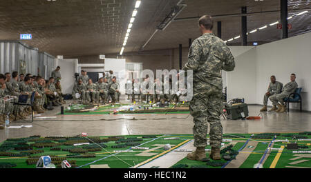 US Army 2nd Lt. Andrew Gray, ein Zugführer mit Legion Unternehmen, 1. Bataillon, 503. Infanterieregiment 173rd Airborne Brigade Combat Team, USA, Kanada und italienische Soldaten auf anstehende Operationen im Rahmen der standhaft Javelin II am Rhein Ordnance Barracks, Deutschland, 3. September 2014-briefs. Standhaft Javelin II ist eine NATO-geführten Übung, USA, NATO vorbereitet und europäischen Partnerstaaten Streitkräfte für groß angelegte einheitliches Land Operationen. (Foto: U.S. Air Force Airman 1st Class Jordan Castelan/freigegeben) Stockfoto